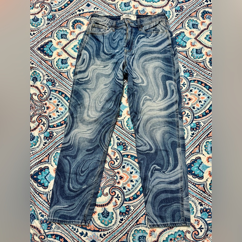 HOLLISTER CURVY ULTRA HIGH-RISE MARBLED MOM JEANS
